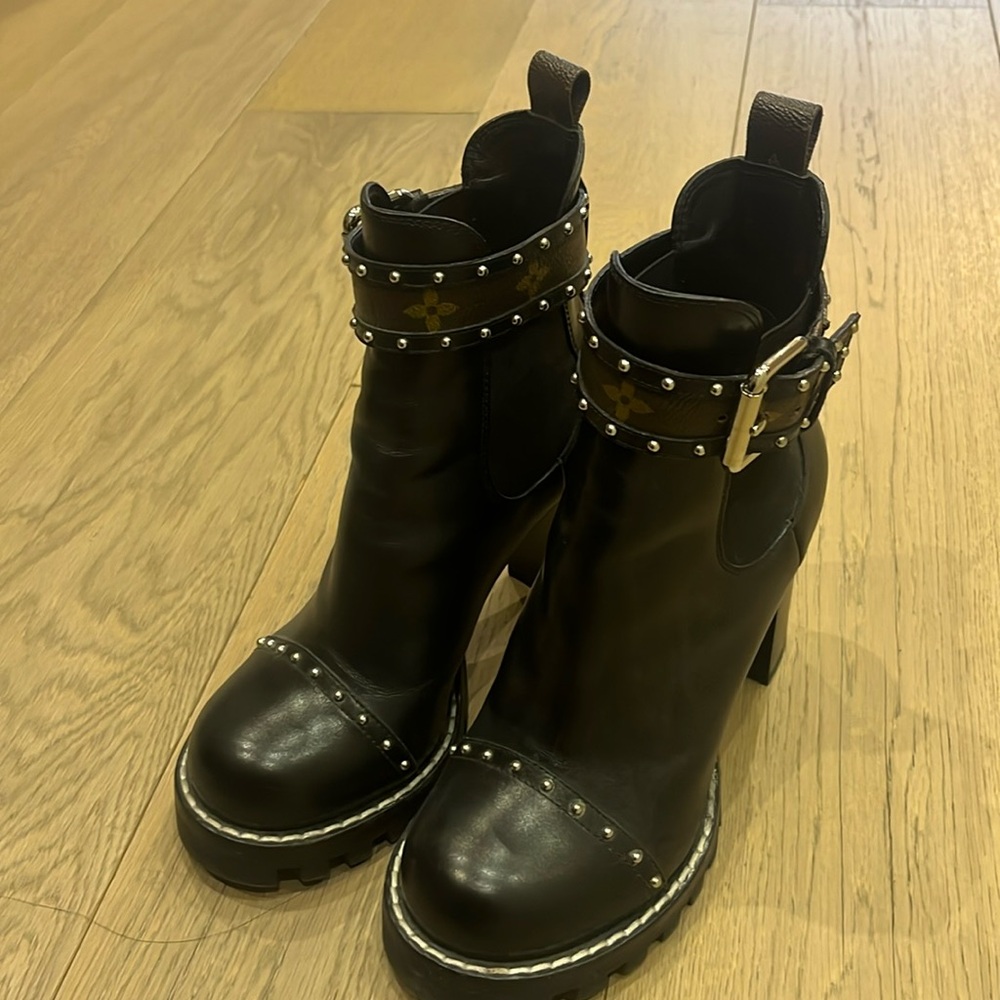 Louis Vuitton boots size 38